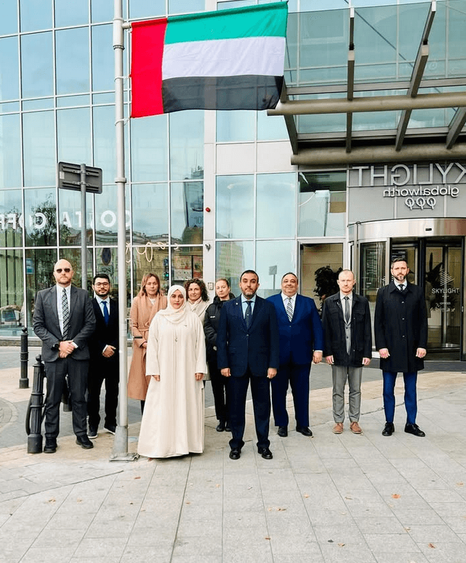 Pracownicy Ambasady z okazji dnia flagi ZEA