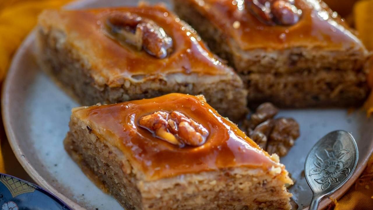 Baklawa z miodem.