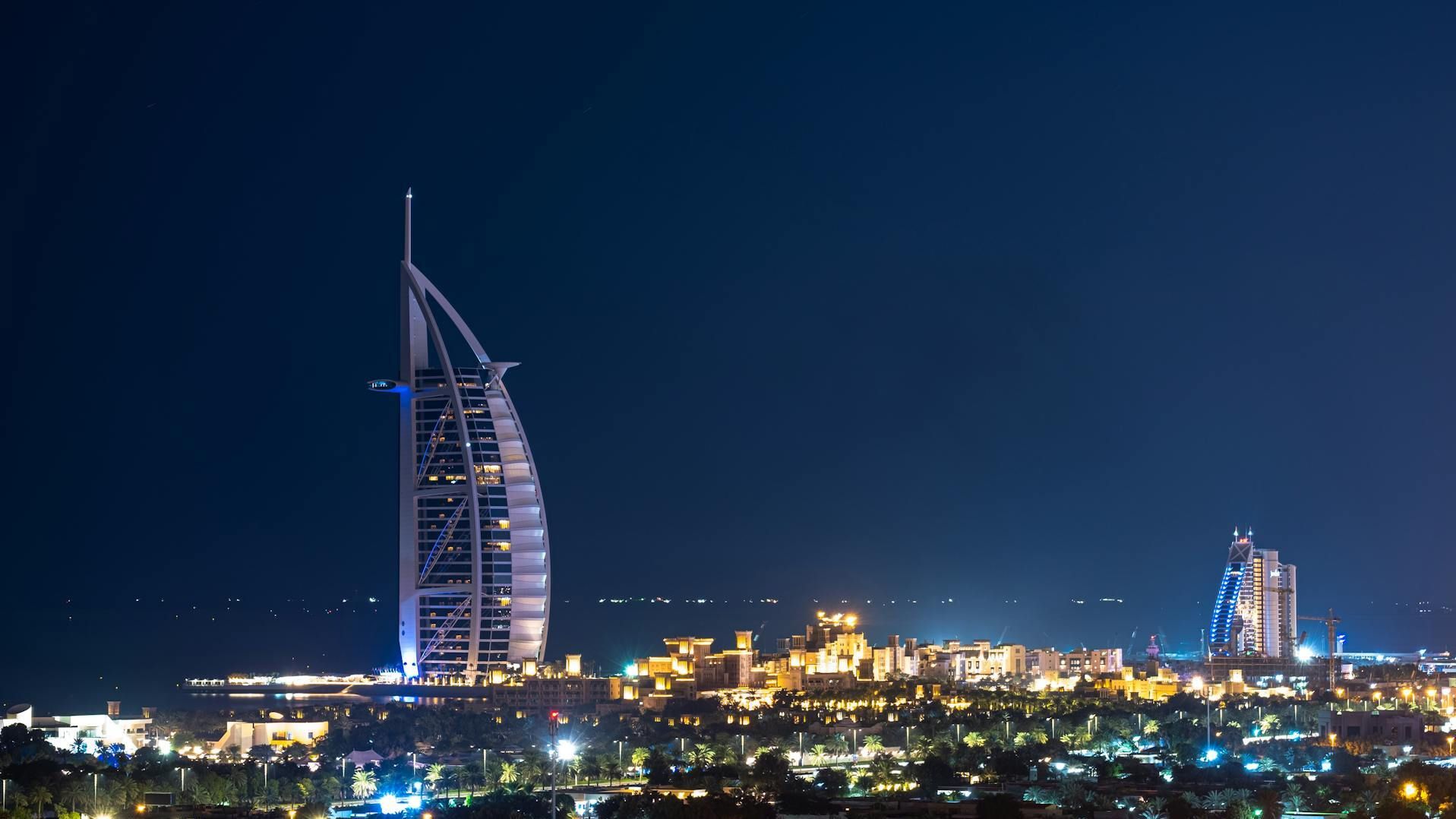 Burj Al Arab nocą.