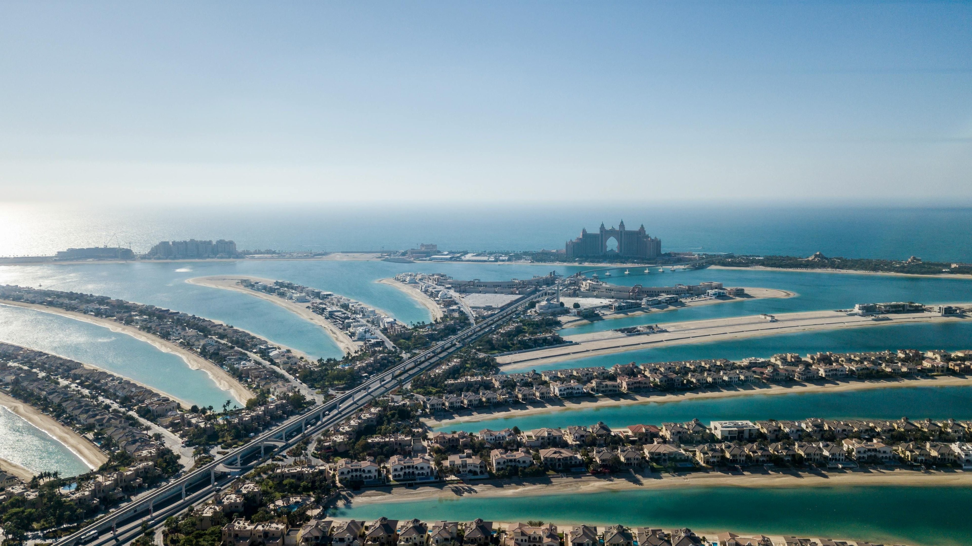 https://cdn.twocontinents.com/cdn-cgi/image/width%3D3840/https%3A//cdn.twocontinents.com/palm_in_dubai_how_was_the_famous_artificial_island_created_29f59c150b.jpg