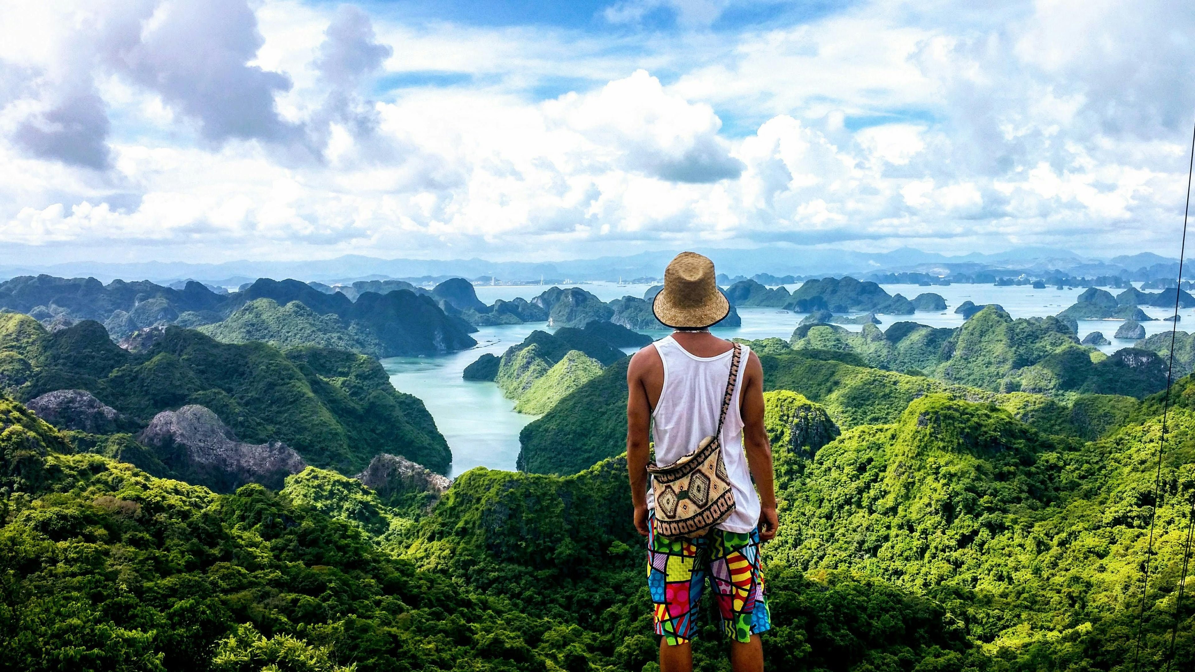 https://cdn.twocontinents.com/cdn-cgi/image/width%3D3840/https%3A//cdn.twocontinents.com/what_to_see_in_vietnam_sightseeing_plan_b071712d88.jpg
