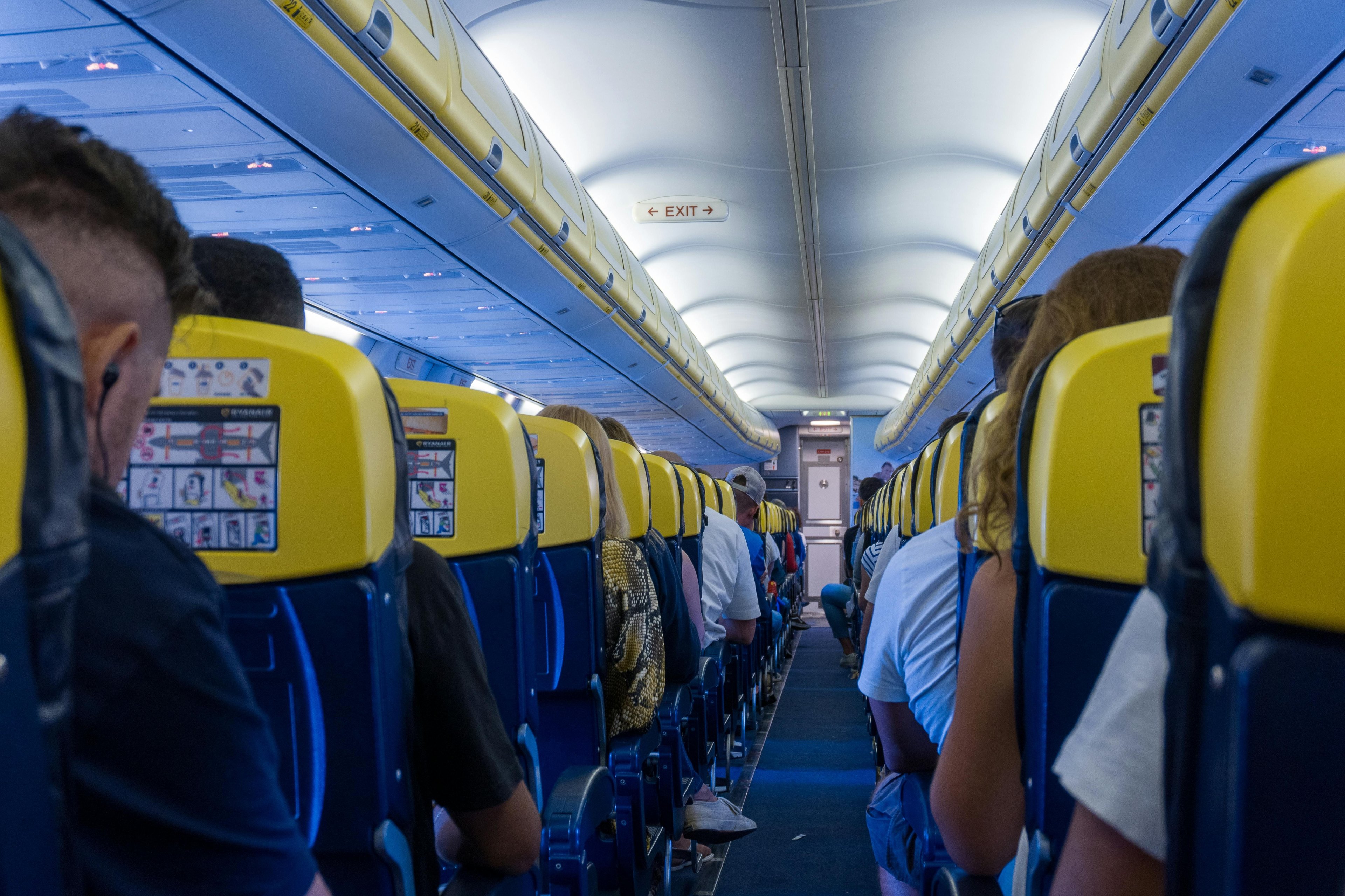 În interiorul unui avion Ryanair