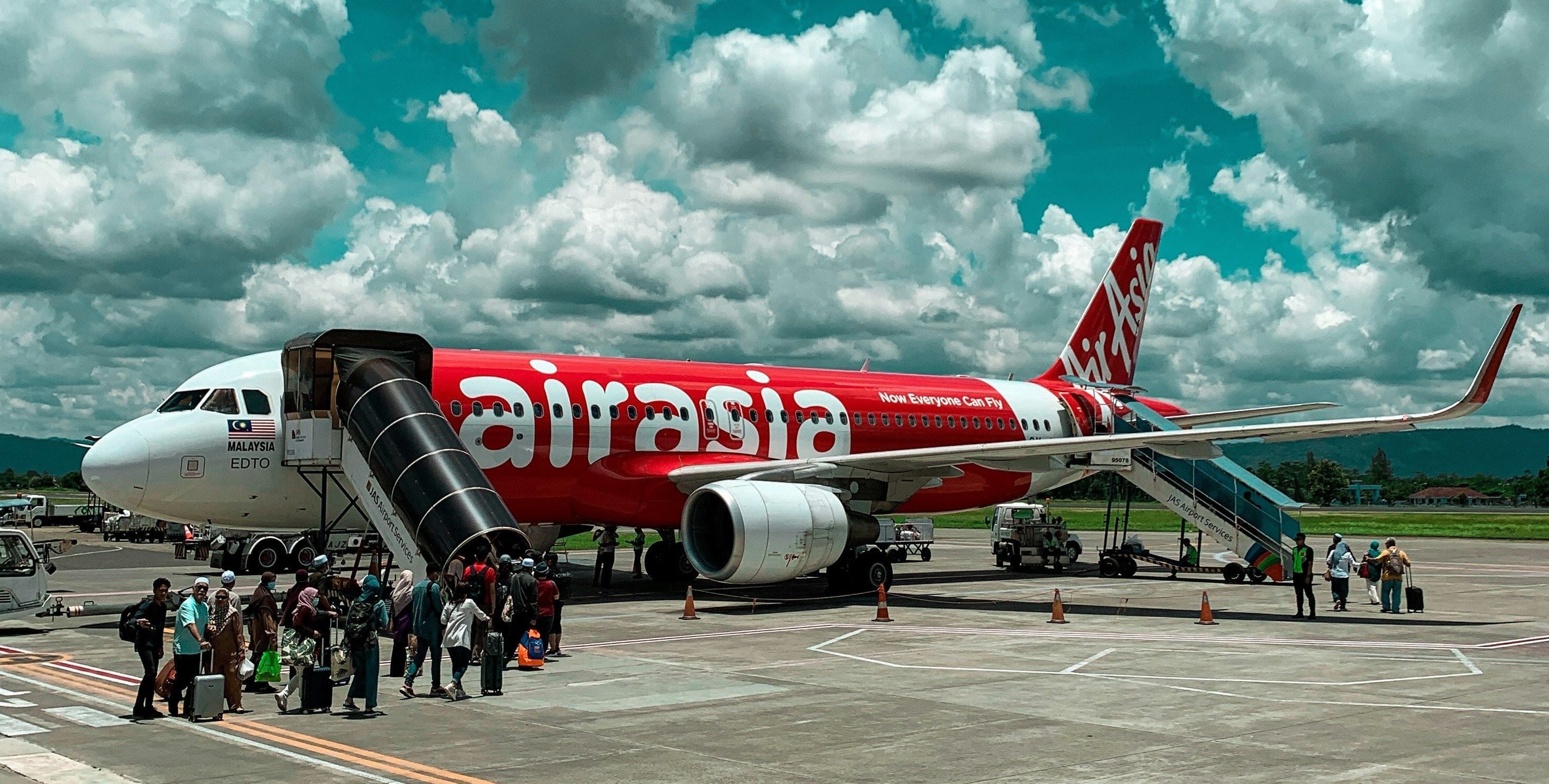 AirAsia va relua zborurile către Londra