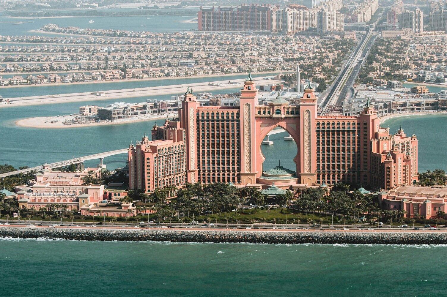 widok z lotu ptaka na hotel Atlantis i palmę Dubaju 
