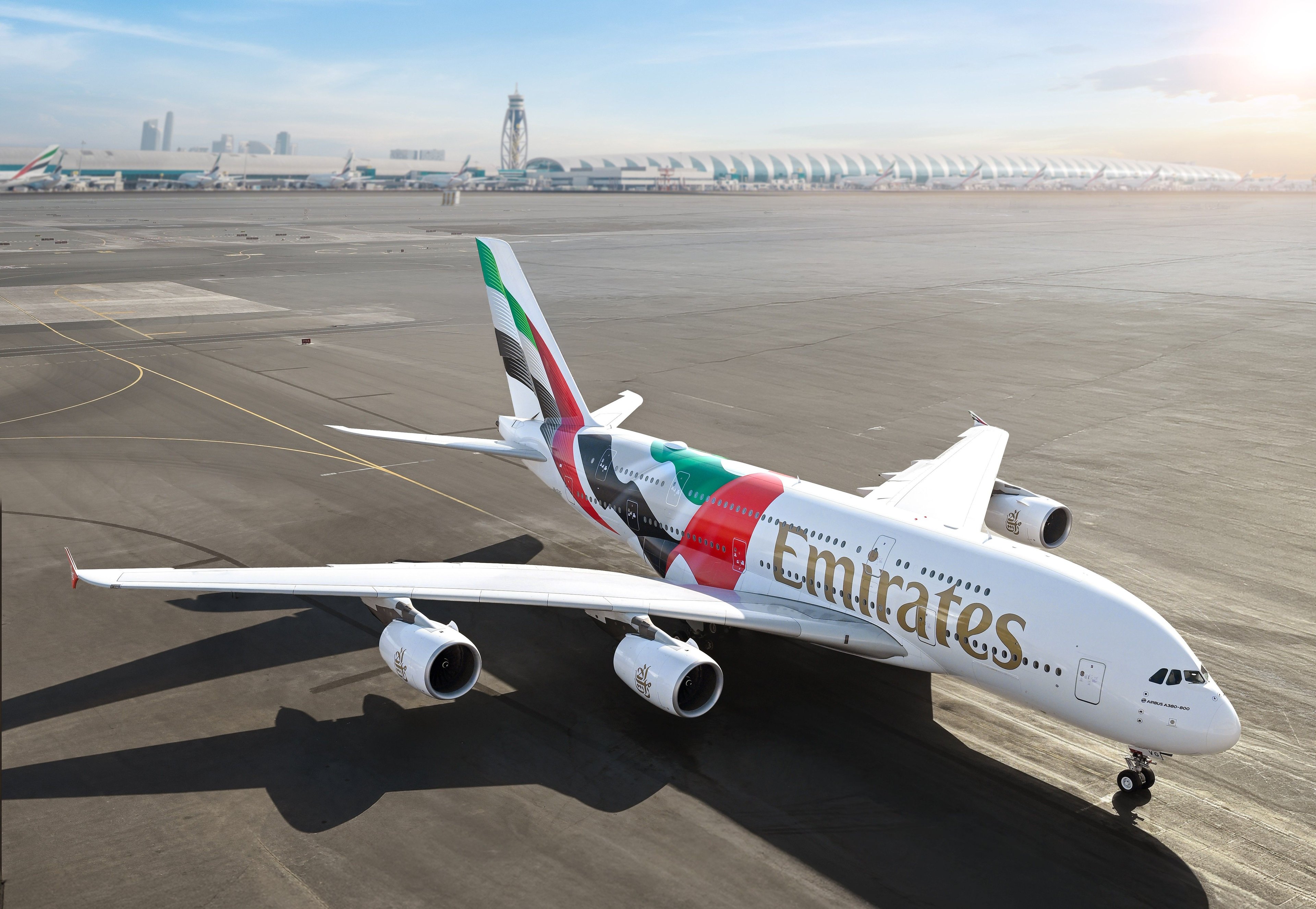 Emirates Airbus A380 z flagą Zjednoczonych Emiratów Arabskich