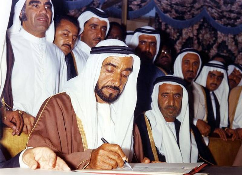 2 grudnia 1971 roku szejk Zayed podpisujący umowę o utworzeniu federacji, powołując do życia Zjednoczone Emiraty Arabskie