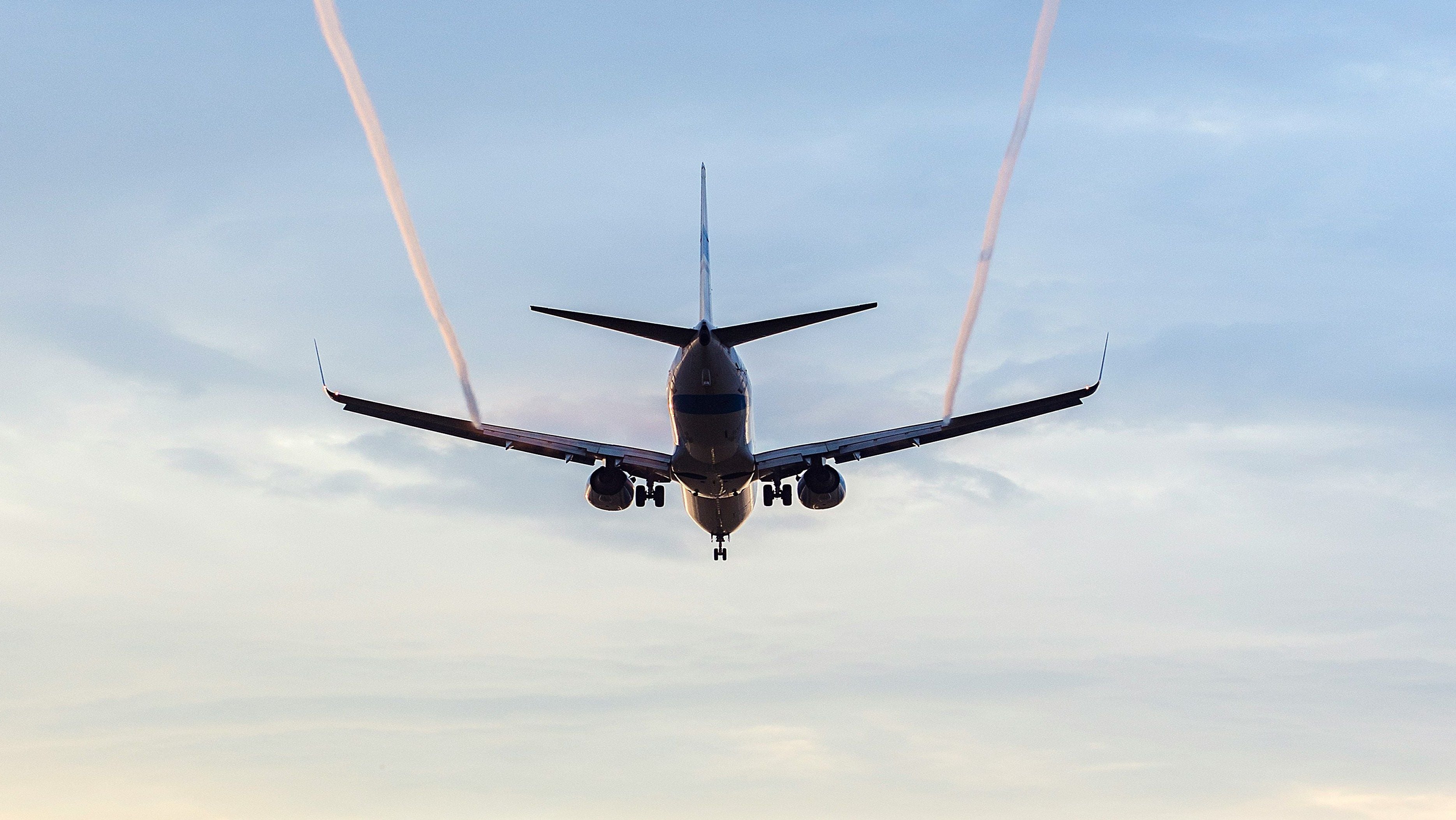 How long is the flight from Wrocław to Dubai?