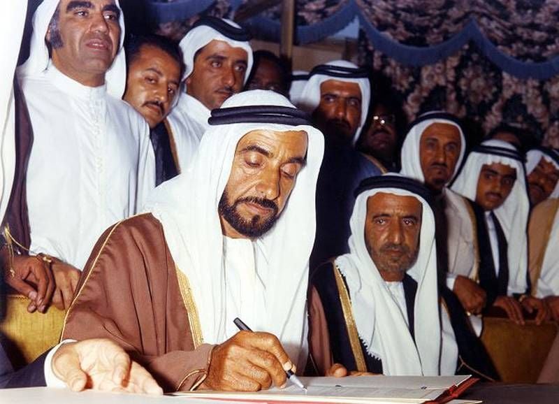 La 2 decembrie 1971, șeicul Zayed a semnat acordul de înființare a federației, dând naștere Emiratelor Arabe Unite