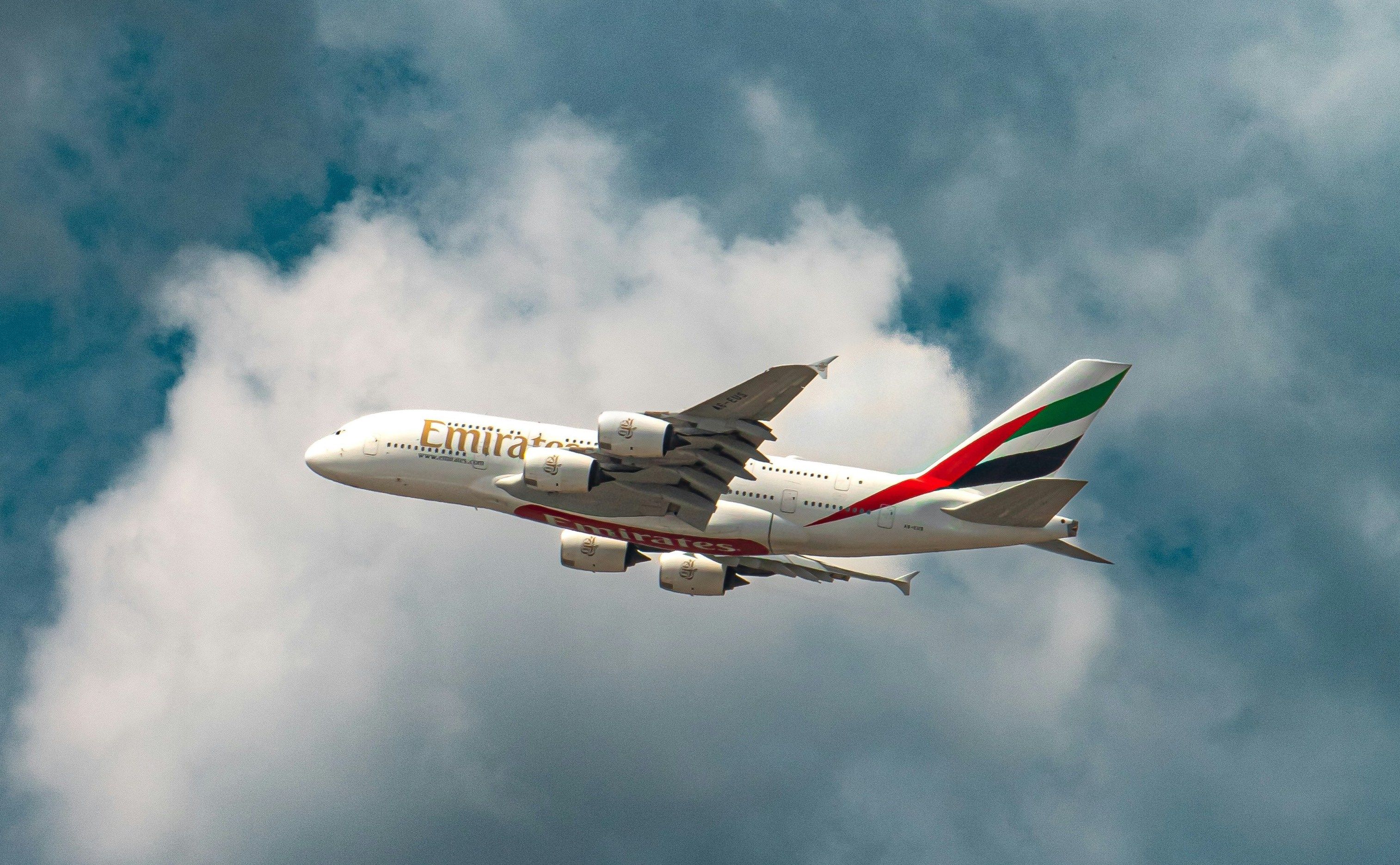 Kalendarz lotów z Polski do Emiratów w sezonie 2025/26