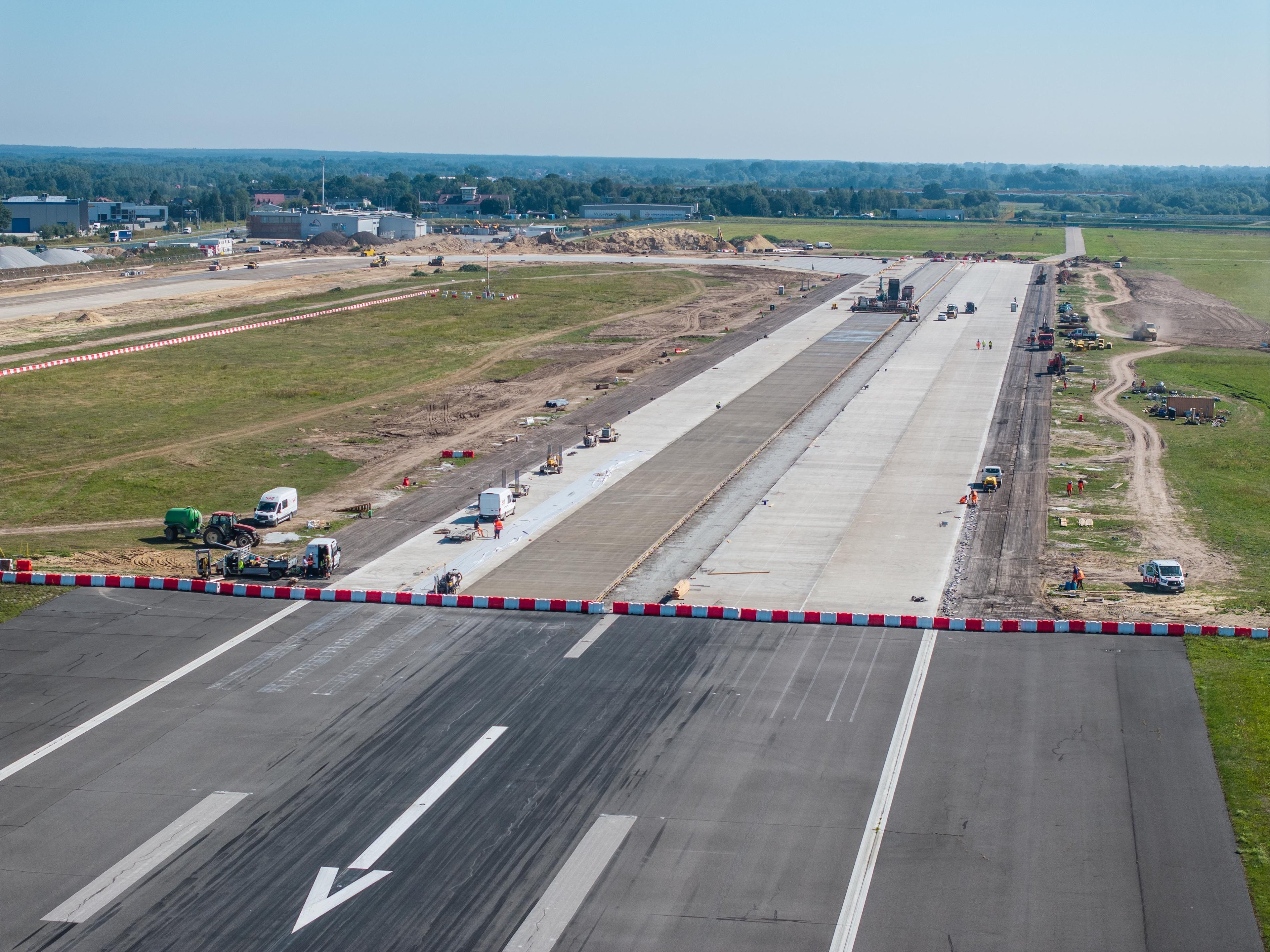 The final stage of the reconstruction of a 700-meter section of the runway at the Ulma Family Rzeszow-Jasionka Airport.