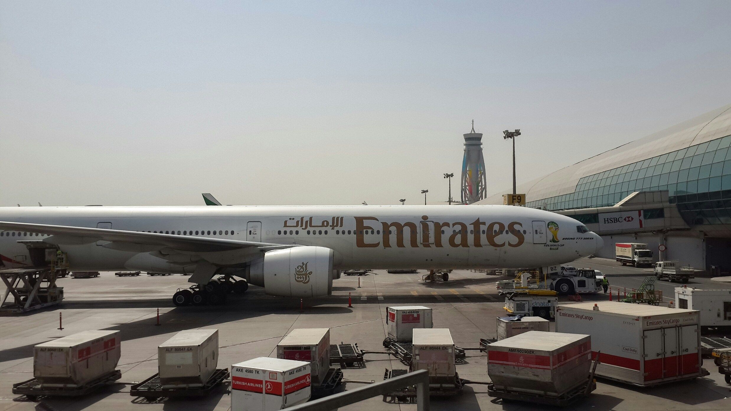 samolot arabskich lini emirates stojący na lotnisku w Dubaju 