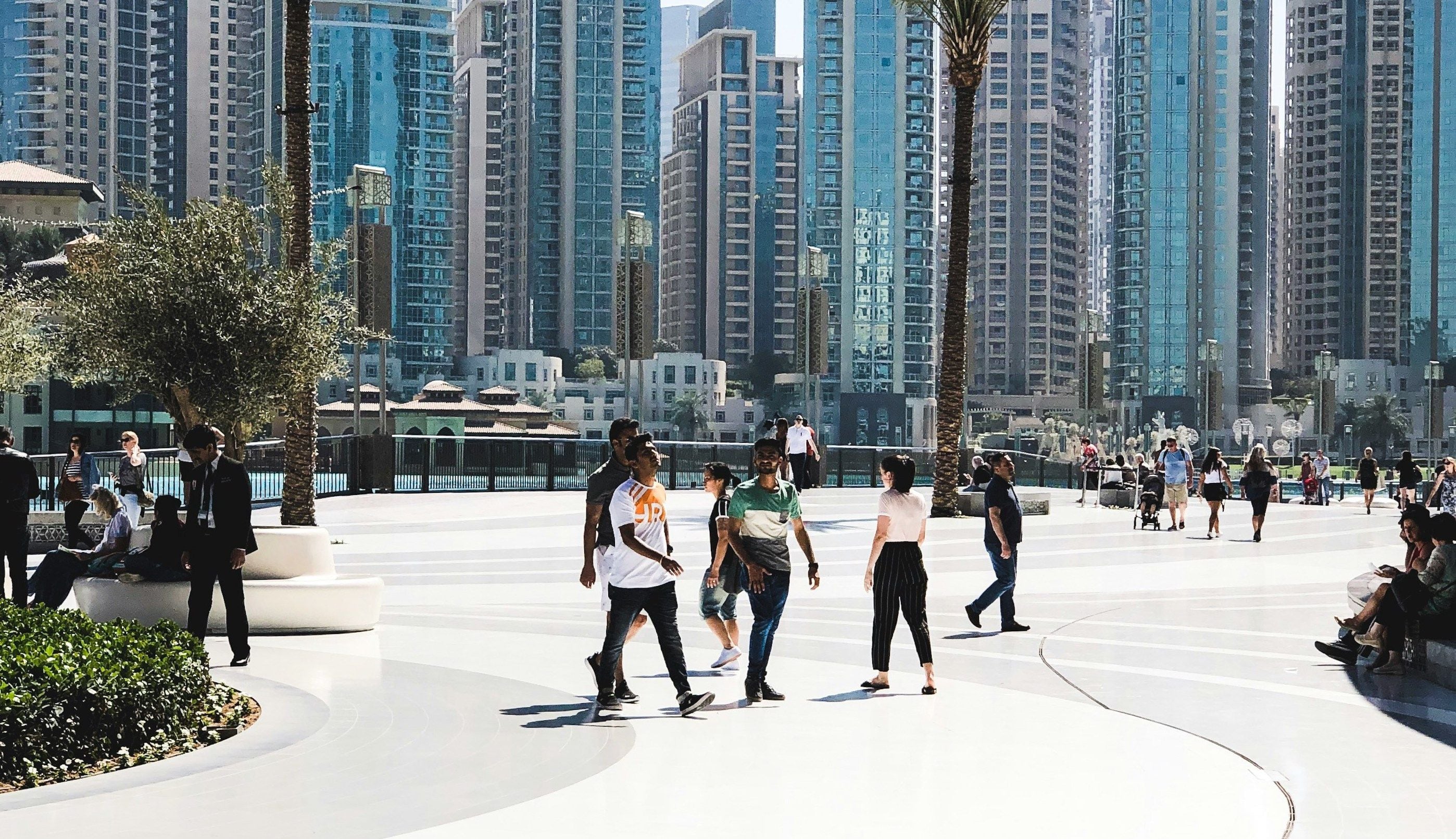 Noile camere AI din Dubai vă pot amenda cu 500 AED pentru aruncarea gunoiului pe jos