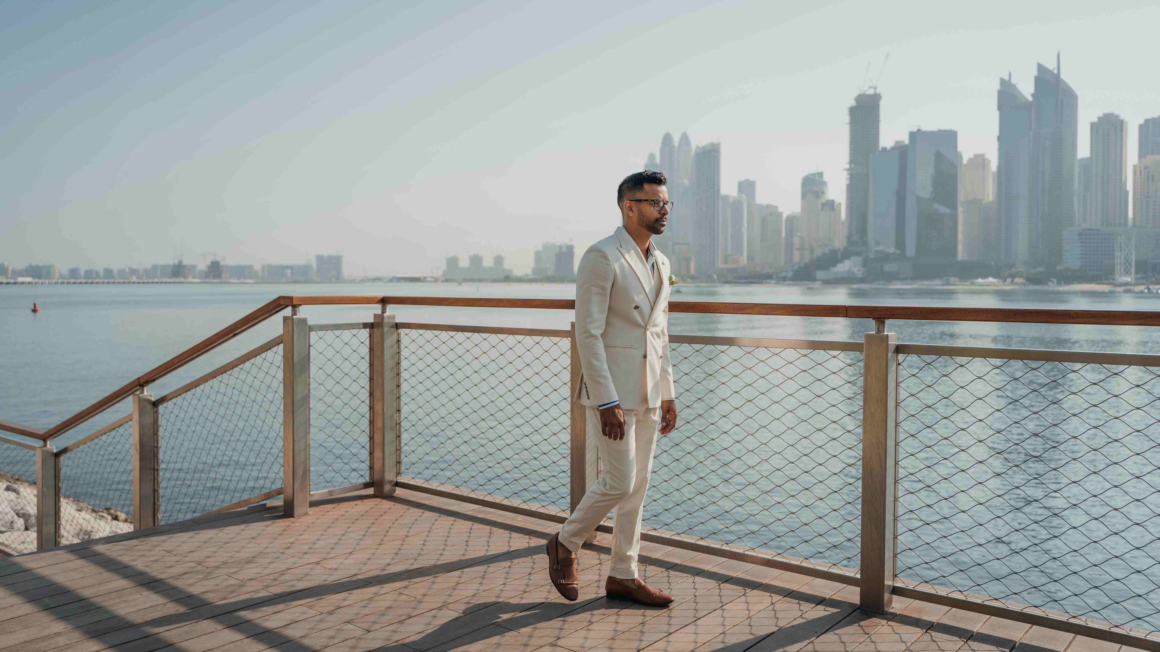 Bărbat în costum în Dubai.