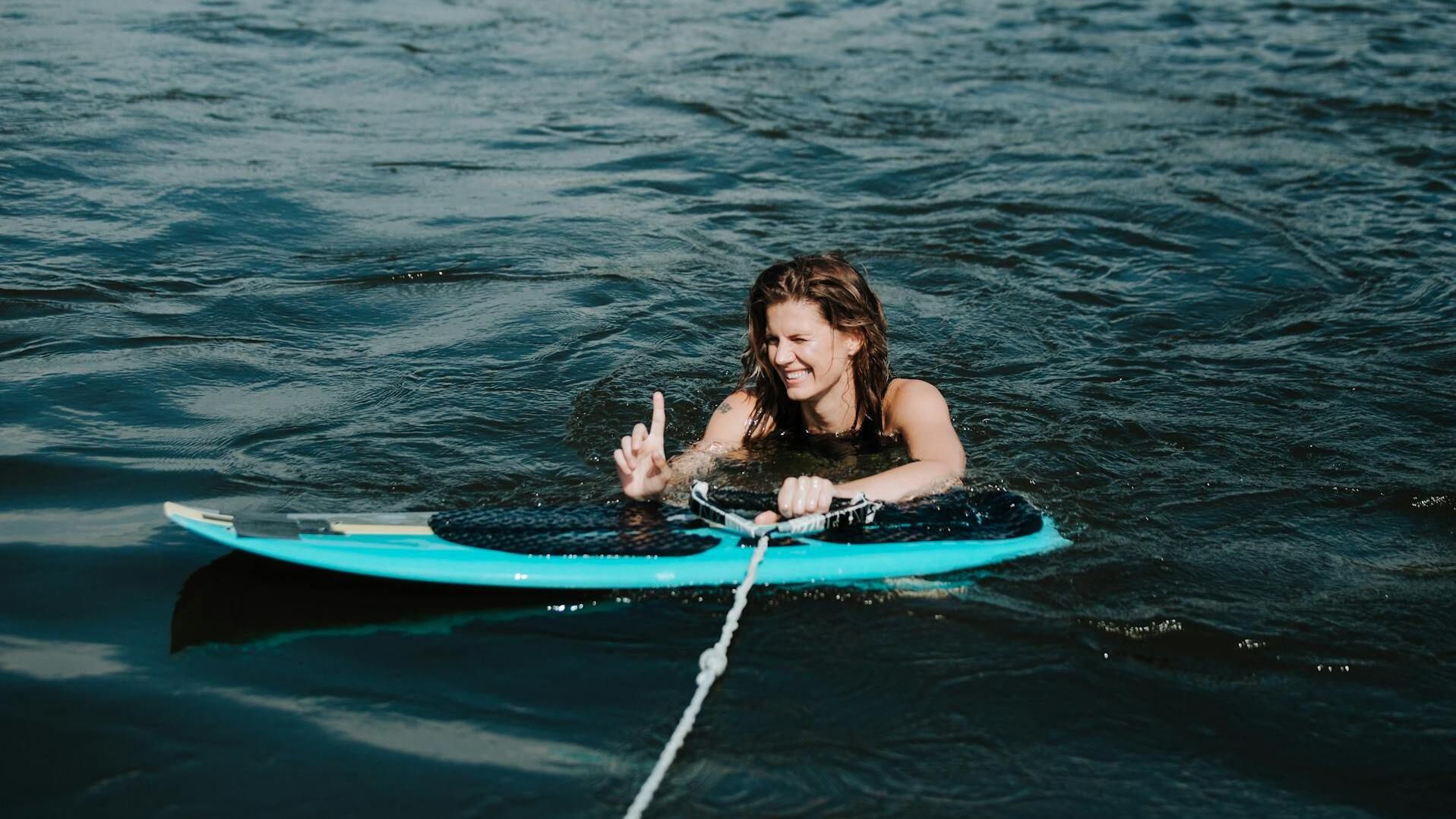 Wakesurfing w Dubaju.
