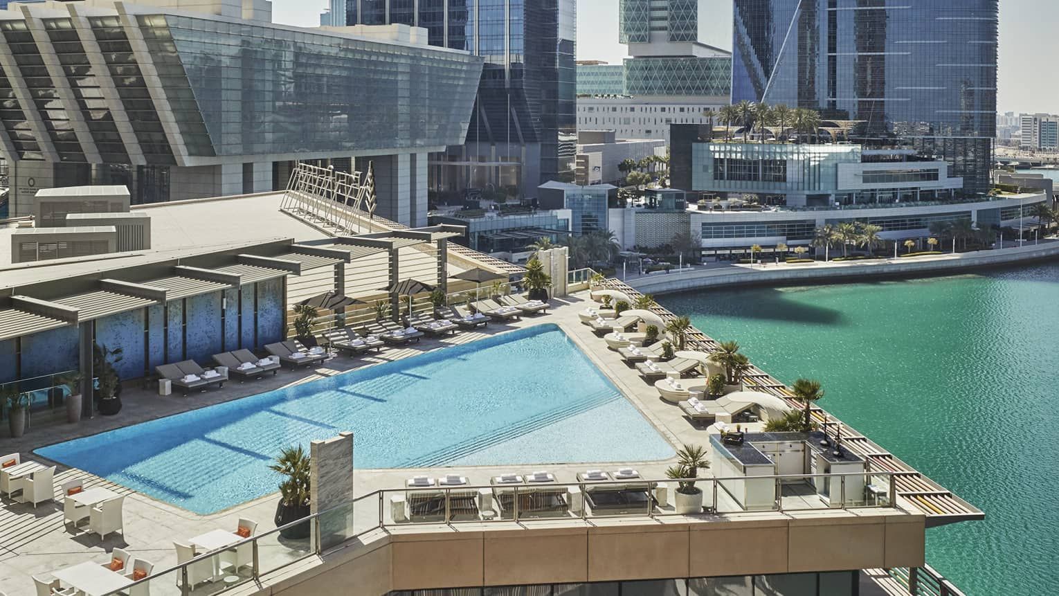 Four Seasons Hotel Abu Dhabi pe insula Al Maryah