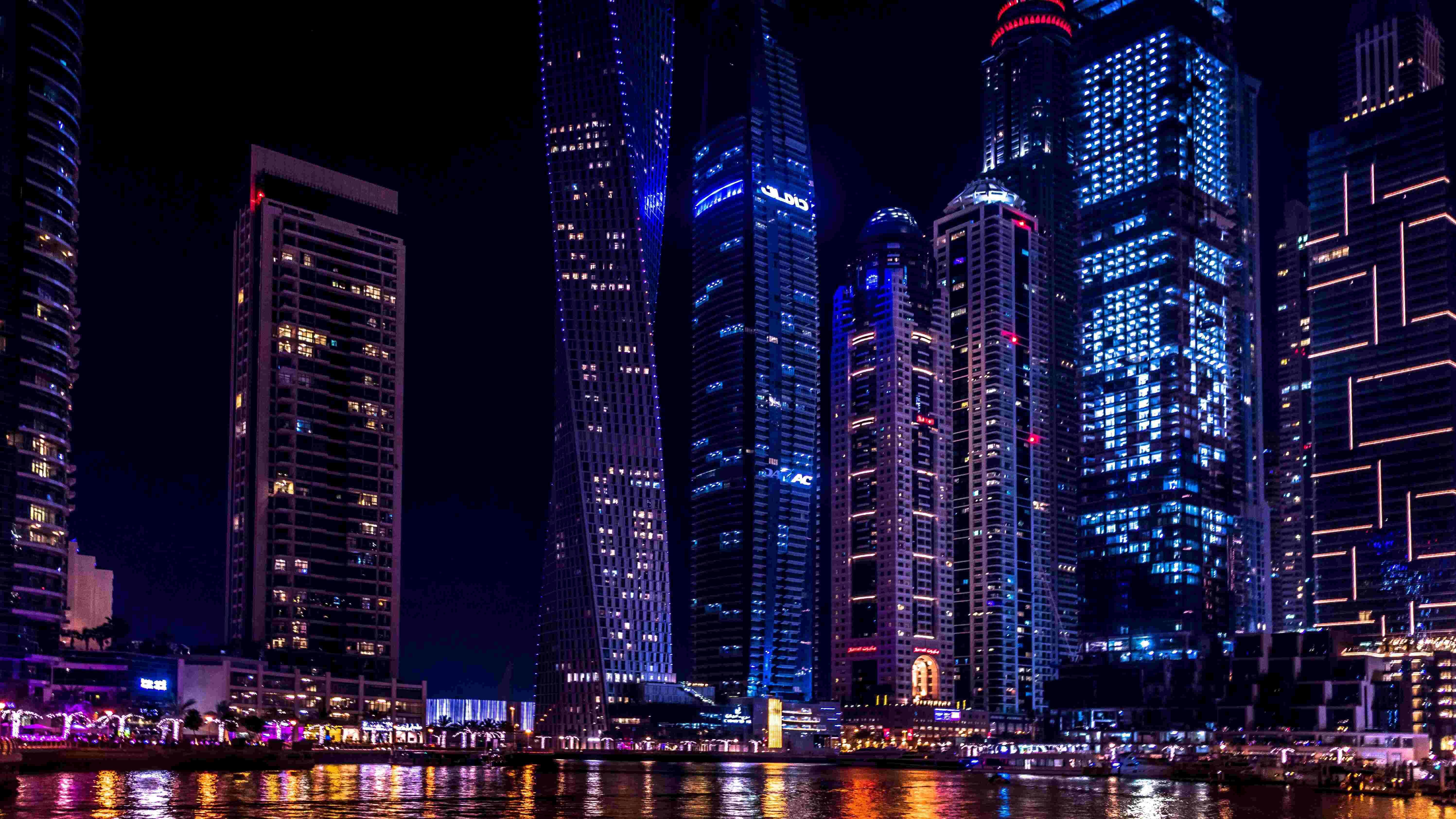 Vedere de noapte a zgârie-norilor din Dubai.