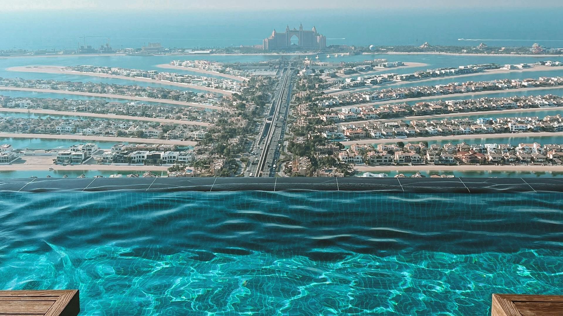 Piscina Aura Sky din Dubai.