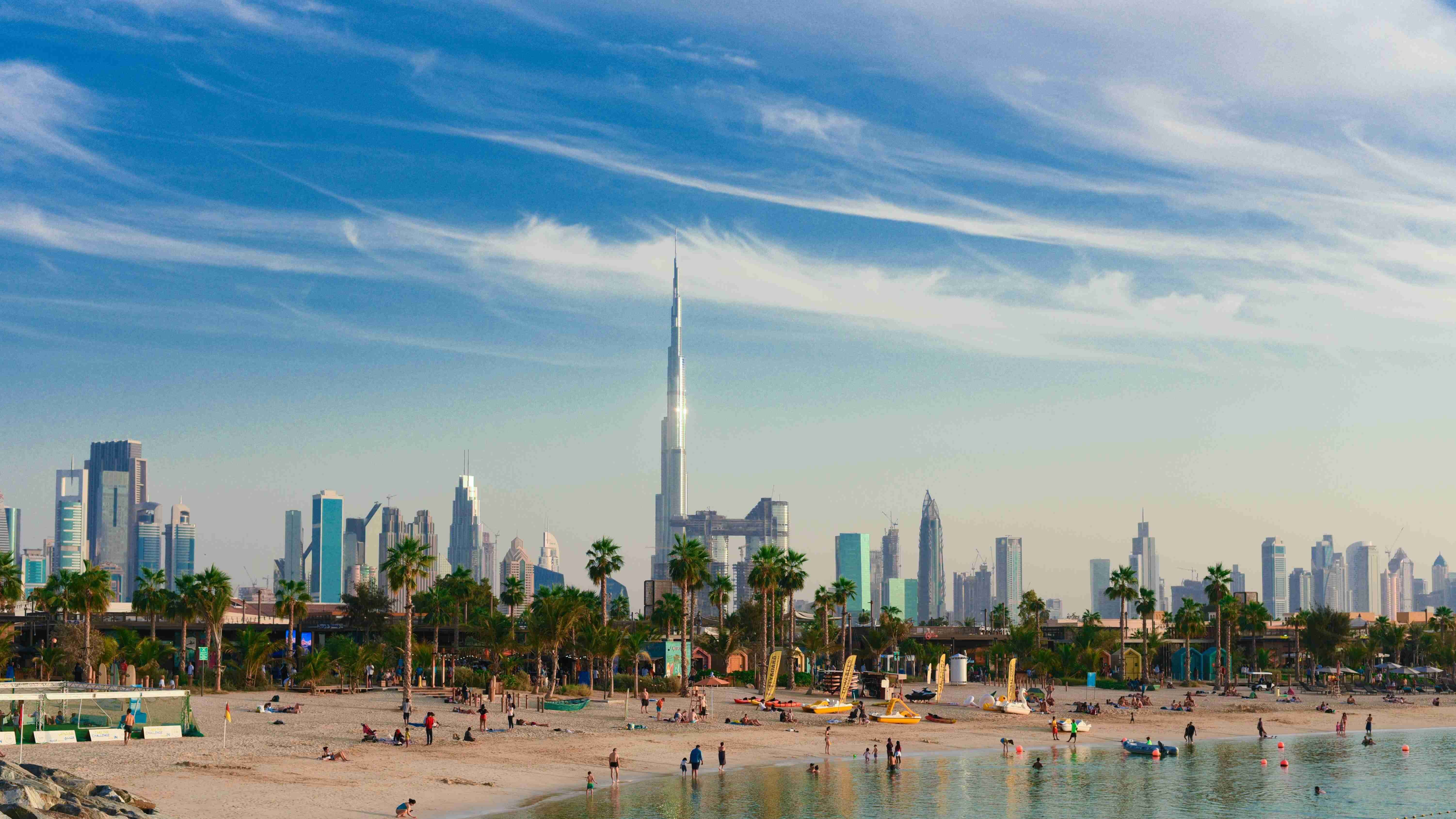 Widok na plaże i Burj Khalife.