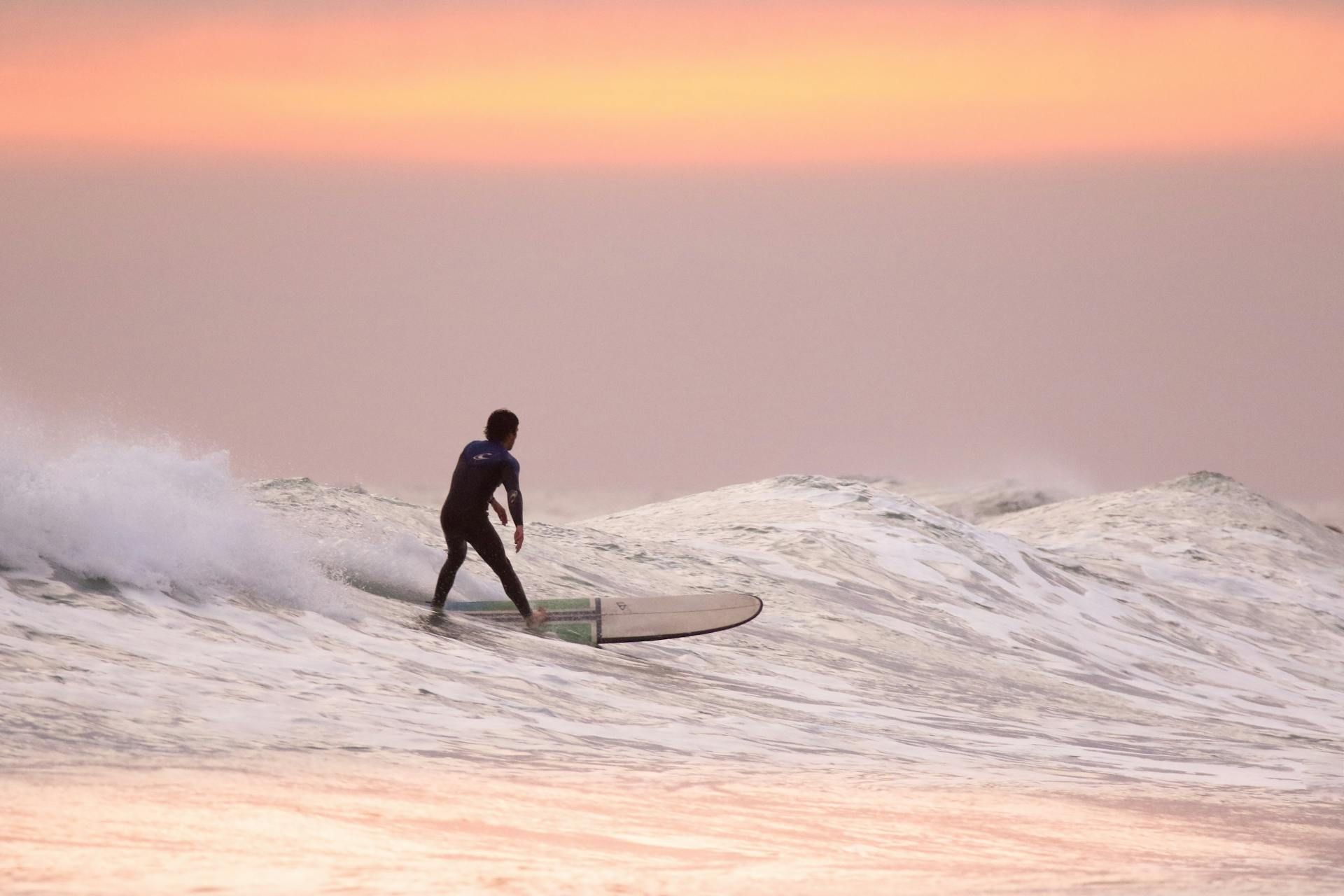 Złota godzina, surfing w Dubaju.